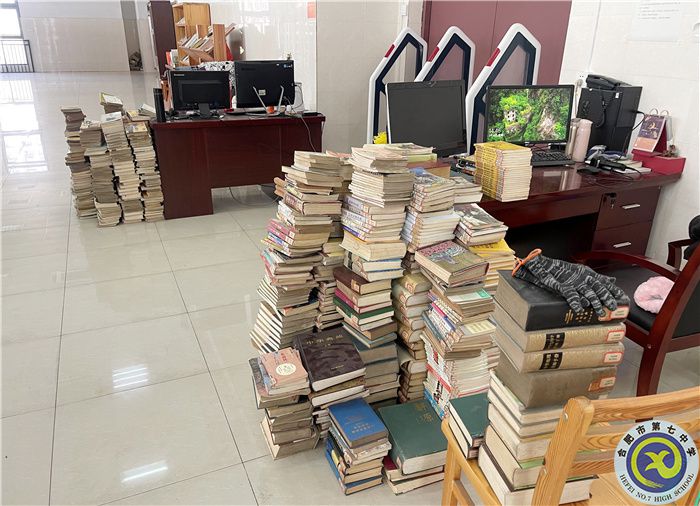 合肥七中图书馆开展所有图书倒顺架、清查工作(图1) 合肥七中图书馆开展所有图书倒顺架、清查工作(图1)