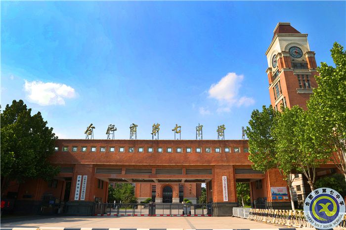 学校南门.jpg 学校南门.jpg