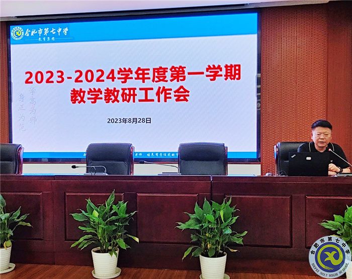 邓宗国校长.jpg 邓宗国校长.jpg