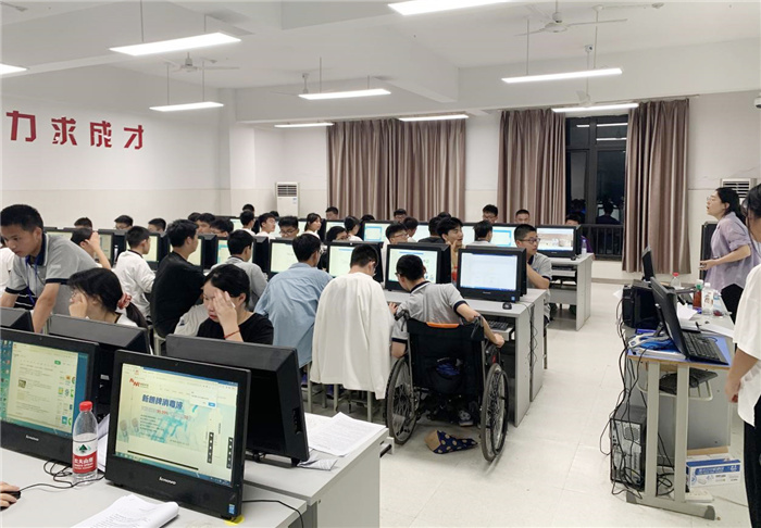 合肥七中开展高一新生心理普查工作(图2) 合肥七中开展高一新生心理普查工作(图2)