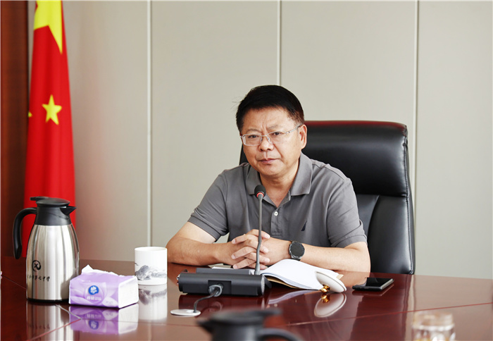 邓宗国校长.jpg 邓宗国校长.jpg