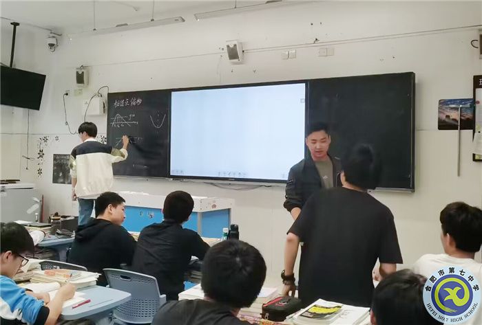 李歆辉上课.jpg 李歆辉上课.jpg