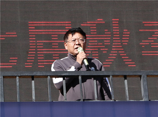 邓宗国校长宣布运动会开幕2.jpg 邓宗国校长宣布运动会开幕2.jpg
