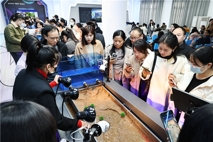 与会教师参观地理实验室2.jpg 与会教师参观地理实验室2.jpg