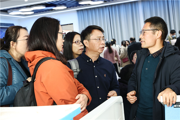 与会教师参观地理实验室1.jpg 与会教师参观地理实验室1.jpg