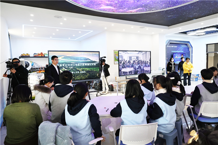 张琰珂老师进行创新课程展示.jpg 张琰珂老师进行创新课程展示.jpg