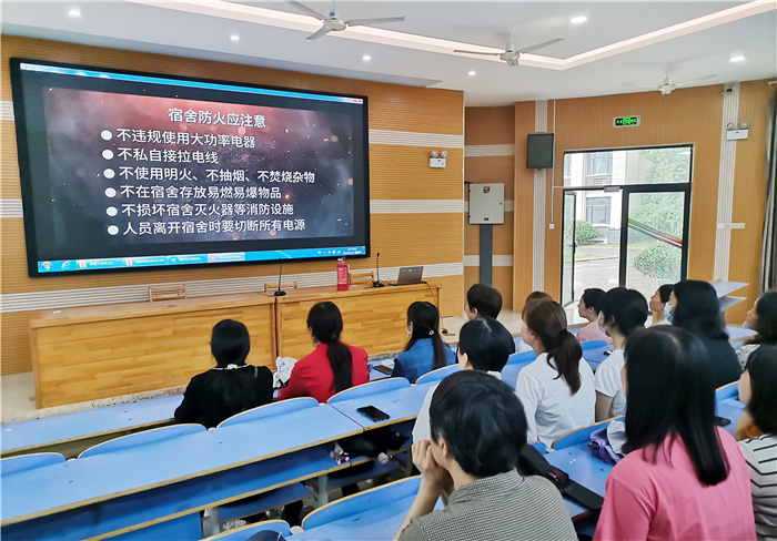 合肥七中举行生活老师消防器材使用与安全知识培训(图2) 合肥七中举行生活老师消防器材使用与安全知识培训(图2)