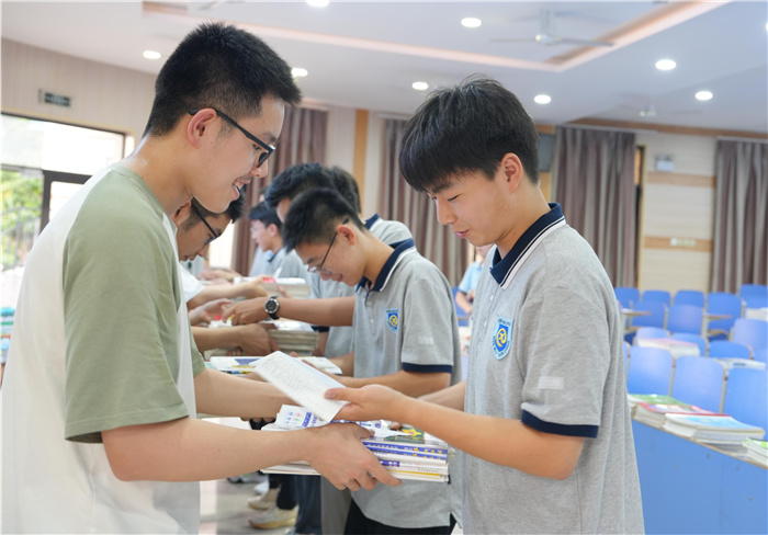 以书为礼，文脉传承！合肥七中2024届高三年级举办爱心赠书活动(图2)