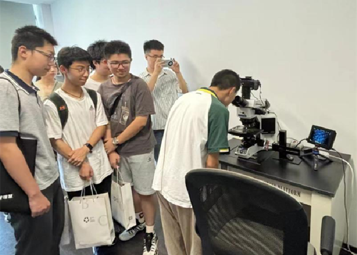 合肥七中学子走进皖新传媒“美丽科学新媒体研究院 ”,体验科学的美丽(图2) 合肥七中学子走进皖新传媒“美丽科学新媒体研究院 ”,体验科学的美丽(图2)