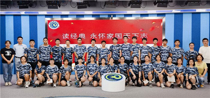 合肥七中举行新生入学教育系列活动之《读经典 永怀家国天下志》校级诵读比赛(图1) 合肥七中举行新生入学教育系列活动之《读经典 永怀家国天下志》校级诵读比赛(图1)