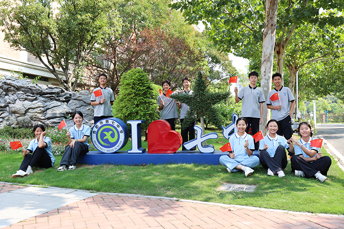 合肥七中学子用青春笑颜定格最美中国红(图1) 合肥七中学子用青春笑颜定格最美中国红(图1)