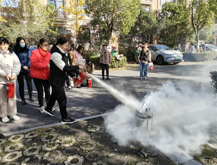 合肥七中开展生活老师消防安全技能培训(图3) 合肥七中开展生活老师消防安全技能培训(图3)