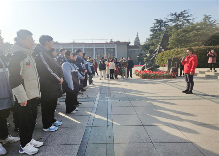 参观2.jpg 参观2.jpg