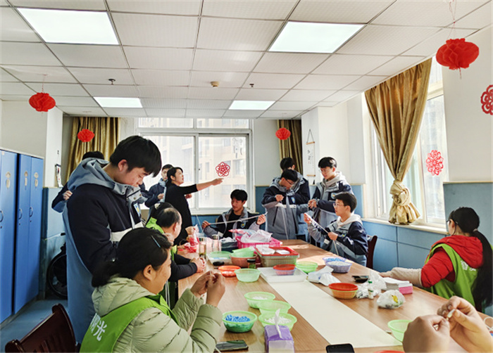 合肥七中高一(24)班走进智爱阳光家园传递爱心(图2) 合肥七中高一(24)班走进智爱阳光家园传递爱心(图2)