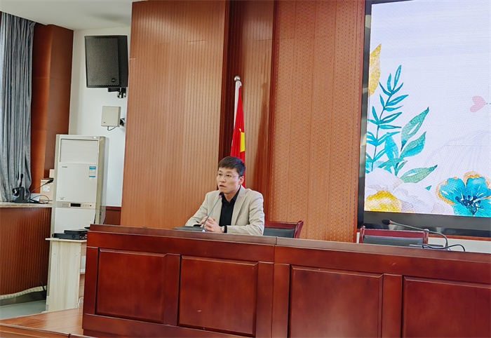 合肥七中特邀法律顾问陈旭敏律师开展防治校园欺凌专题宣讲(图3) 合肥七中特邀法律顾问陈旭敏律师开展防治校园欺凌专题宣讲(图3)