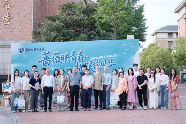 美术展合影.jpg 美术展合影.jpg