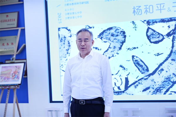 “等待花开——杨和平、于澎版画作品巡展”在合肥七中盛大开幕(图4) “等待花开——杨和平、于澎版画作品巡展”在合肥七中盛大开幕(图4)