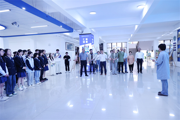 “等待花开——杨和平、于澎版画作品巡展”在合肥七中盛大开幕(图2) “等待花开——杨和平、于澎版画作品巡展”在合肥七中盛大开幕(图2)