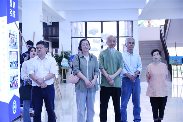 “等待花开——杨和平、于澎版画作品巡展”在合肥七中盛大开幕(图3) “等待花开——杨和平、于澎版画作品巡展”在合肥七中盛大开幕(图3)