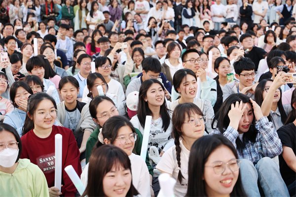 当音乐撞上蔷薇季!合肥七中带你解锁春日演唱会(图4) 当音乐撞上蔷薇季!合肥七中带你解锁春日演唱会(图4)