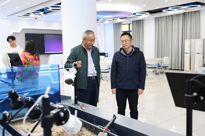 中科大附中实验学校一行莅临合肥七中考察交流(图2) 中科大附中实验学校一行莅临合肥七中考察交流(图2)