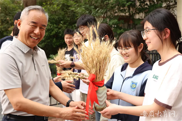 安徽省教育厅:美好生活 劳动创造 合肥七中开展系列劳动实践教育活动(图4) 安徽省教育厅:美好生活 劳动创造 合肥七中开展系列劳动实践教育活动(图4)