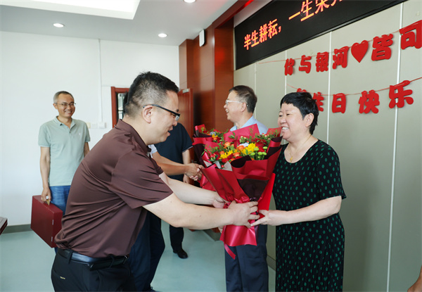 合肥七中举行“芳华谢幕,情满杏坛”荣休教师座谈会(图3) 合肥七中举行“芳华谢幕,情满杏坛”荣休教师座谈会(图3)