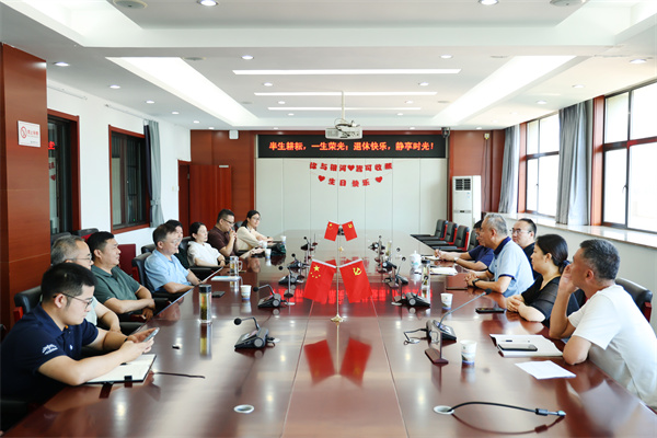 合肥七中举行“芳华谢幕,情满杏坛”荣休教师座谈会(图1) 合肥七中举行“芳华谢幕,情满杏坛”荣休教师座谈会(图1)