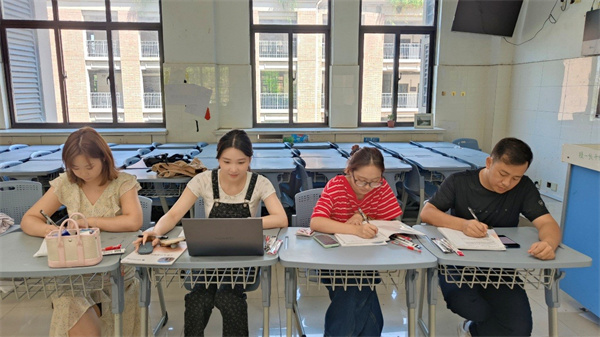 集体备课艺术组.jpg 集体备课艺术组.jpg