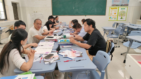 集体备课数学组.jpg 集体备课数学组.jpg