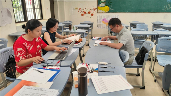 集体备课历史组.jpg 集体备课历史组.jpg