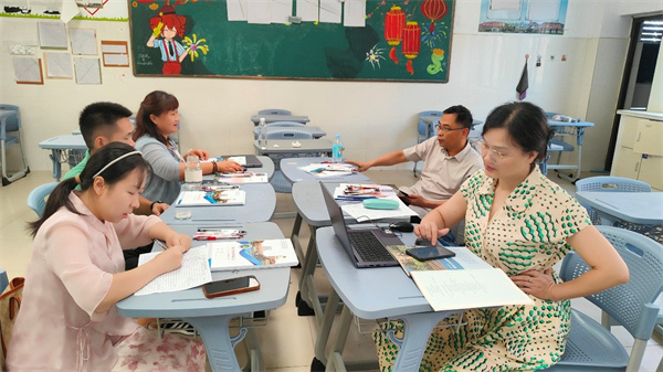 集体备课政治组.jpg 集体备课政治组.jpg