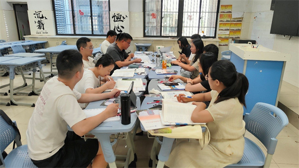 集体备课物理组.jpg 集体备课物理组.jpg