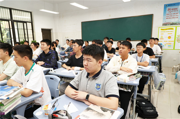 见证巍峨中华:合肥七中师生集中观看纪念抗战胜利80周年阅兵仪式(图3) 见证巍峨中华:合肥七中师生集中观看纪念抗战胜利80周年阅兵仪式(图3)