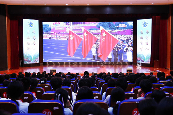 见证巍峨中华:合肥七中师生集中观看纪念抗战胜利80周年阅兵仪式(图1) 见证巍峨中华:合肥七中师生集中观看纪念抗战胜利80周年阅兵仪式(图1)