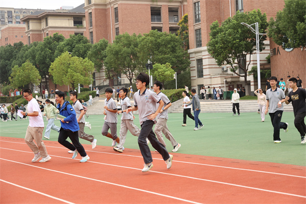 合肥七中顺利开展2025年“9·18”应急疏散演练(图3) 合肥七中顺利开展2025年“9·18”应急疏散演练(图3)