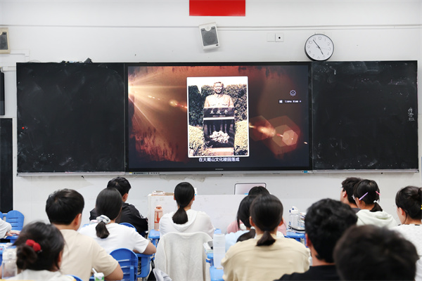 合肥七中“王庆平班”成功举办“学习王庆平烈士精神”主题班会(图1) 合肥七中“王庆平班”成功举办“学习王庆平烈士精神”主题班会(图1)